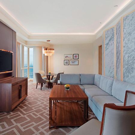 Sheraton Petaling Jaya Hotel Esterno foto A living room in a suite at the hotel