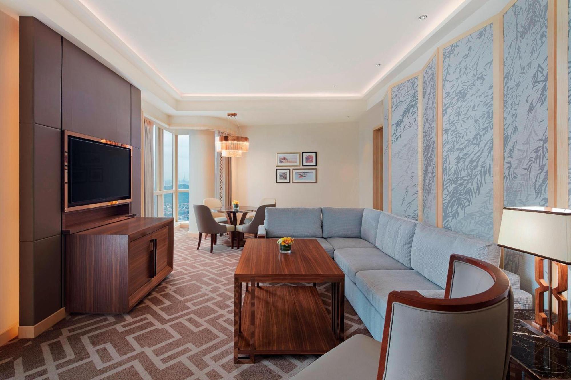 Sheraton Petaling Jaya Hotel Esterno foto A living room in a suite at the hotel