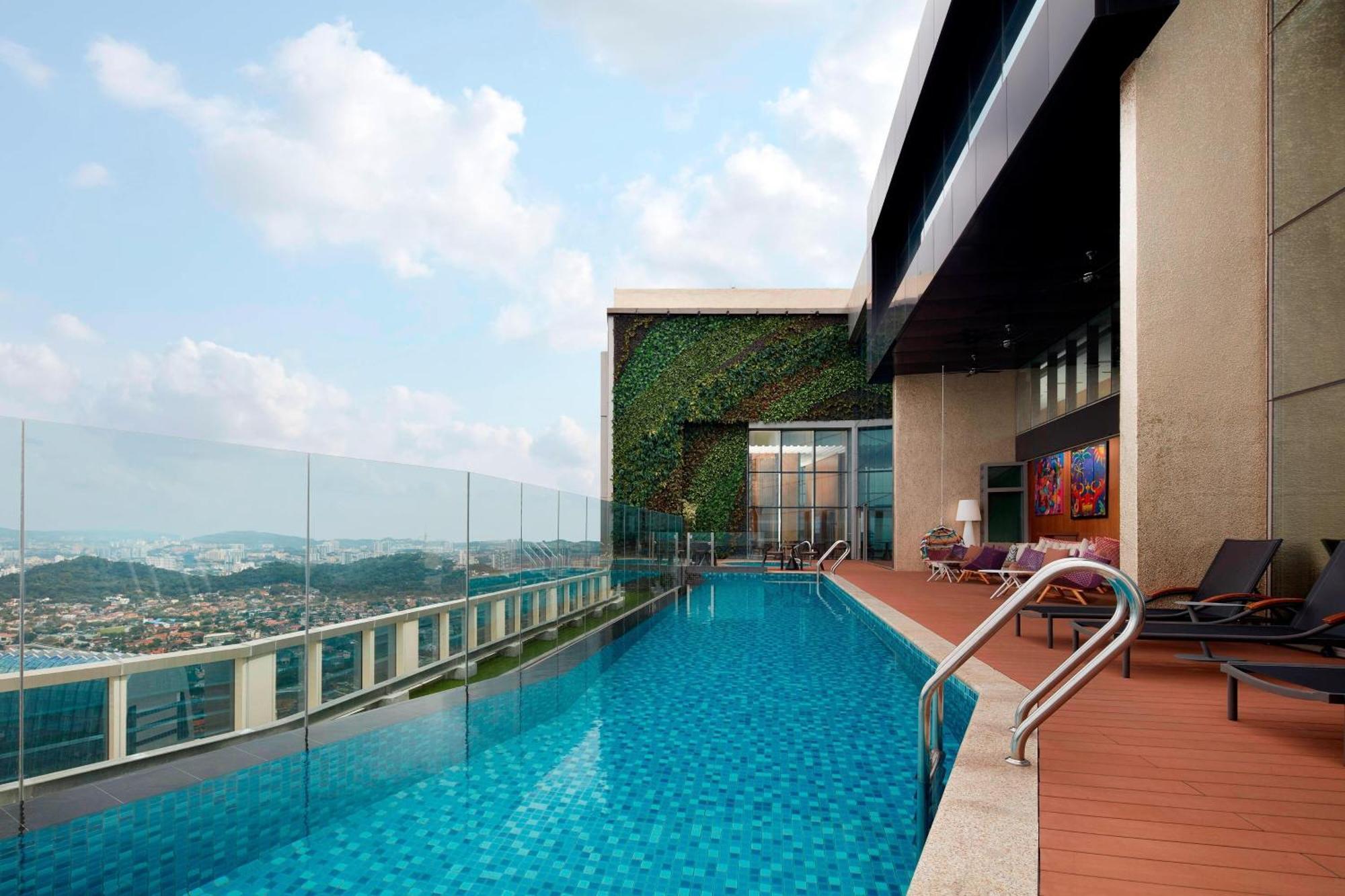 Sheraton Petaling Jaya Hotel Esterno foto The swimming pool at the hotel